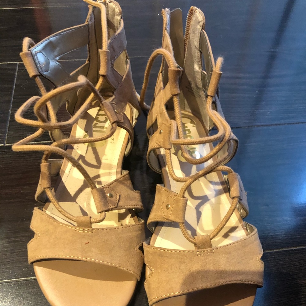 Super cute dress up shoes. Size 6